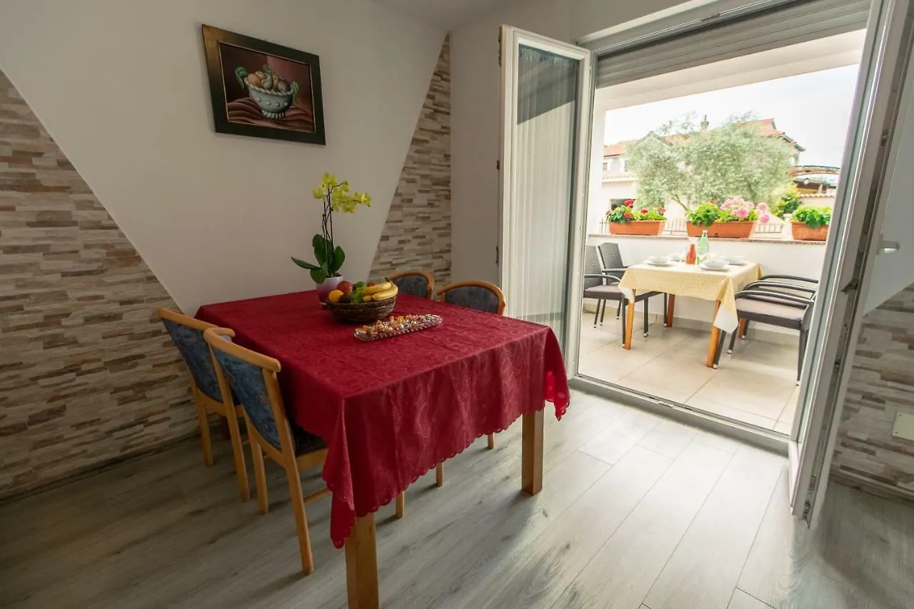 Amela Apartment Pula 0*,