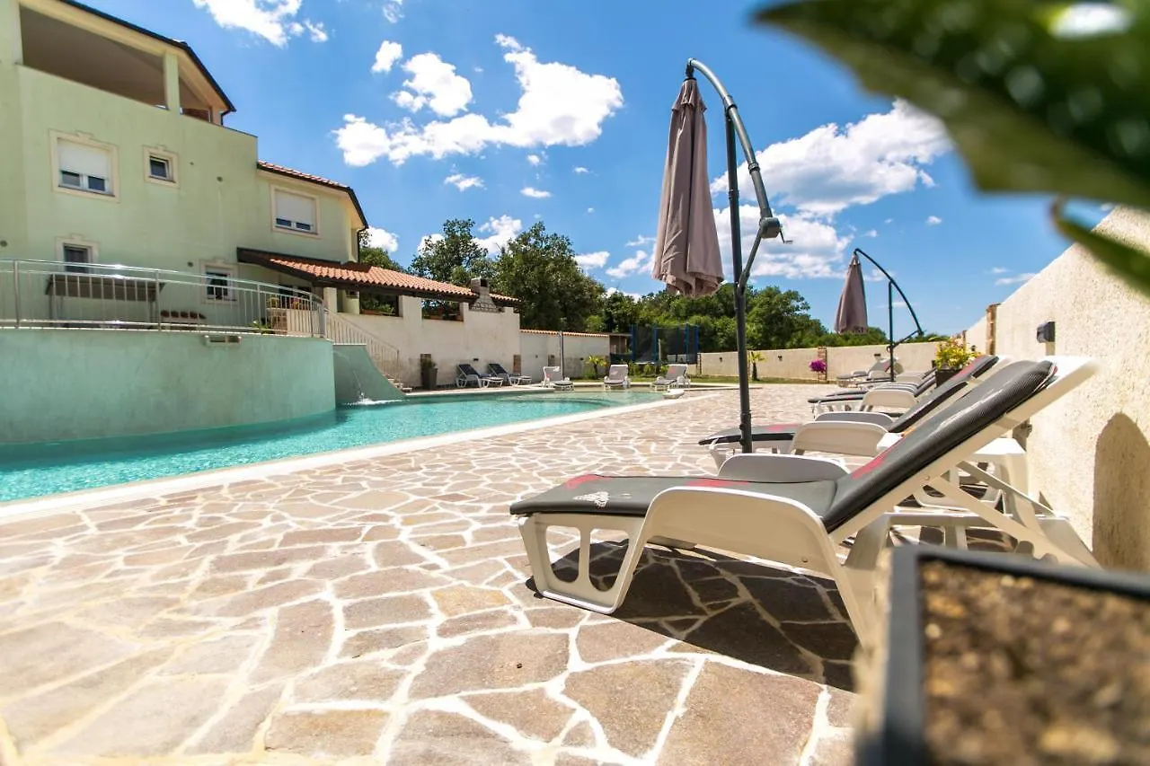 Amela Apartment Pula 0*,